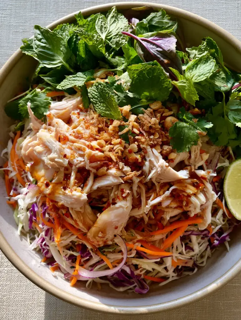 Vietnamese Chicken Salad (Gỏi Gà): The Ultimate Crunchy and Zesty Recipe 1 A fresh Vietnamese Chicken Salad garnished with golden-brown fried shallots and crushed roasted peanuts.